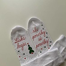 Ponožky, pančuchy, obuv - Maľované ponožky s nápisom “LÁSKA HREJE, ale ponožky sú ponožky :) (biele vianočneladené) - 15918199_
