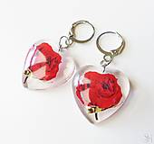 Náušnice - Červené srdcové náušnice zo živice s ružami - chirurgická oceľ - 15918842_