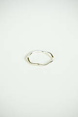 Prstene - Strieborný prsteň - zvlnená obrúčka - 15921088_