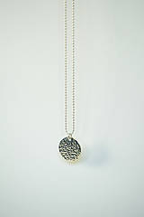 Náhrdelníky - Strieborný náhrdelník s tepaným príveskom (veľký kruh) - 15921151_