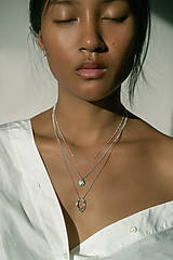 Náhrdelníky - Strieborný náhrdelník so zvlneným príveskom (dvojitý) - 15921160_