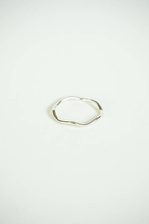 Strieborný prsteň - zvlnená obrúčka
