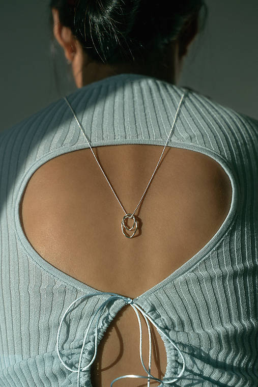 Strieborný náhrdelník so zvlneným príveskom (dvojitý)