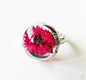Prstene - Handmade živicový polguľový prsteň - cyklámenový kvet - 15922054_