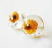 Náušnice - Oranžové živicové napichovacie náušnice s kvetmi - 15922594_