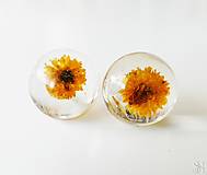 Náušnice - Oranžové živicové napichovacie náušnice s kvetmi - 15922595_
