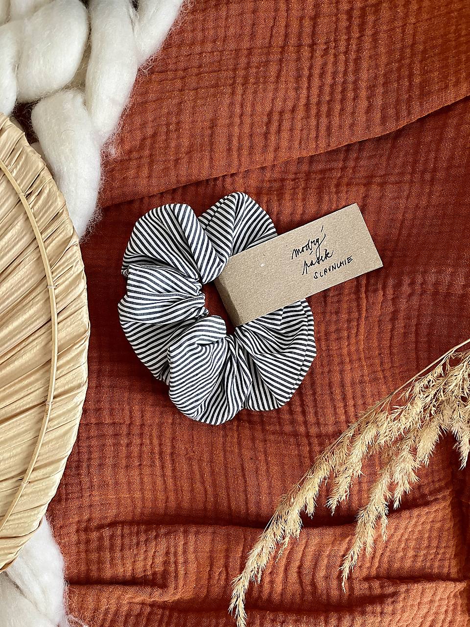 Upcyklovaná scrunchie (Modrý pásik)