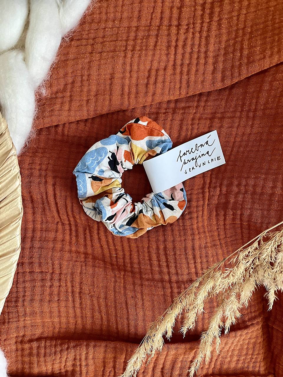 Upcyklovaná scrunchie (Abstraktná/Farebná krajina)