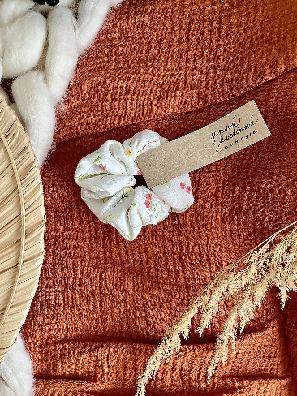 Upcyklovaná scrunchie (Jemná kvetinová)