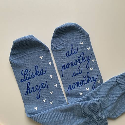 Maľované ponožky s nápisom “LÁSKA HREJE, ale ponožky sú ponožky :) (svetlomodré 35-38)