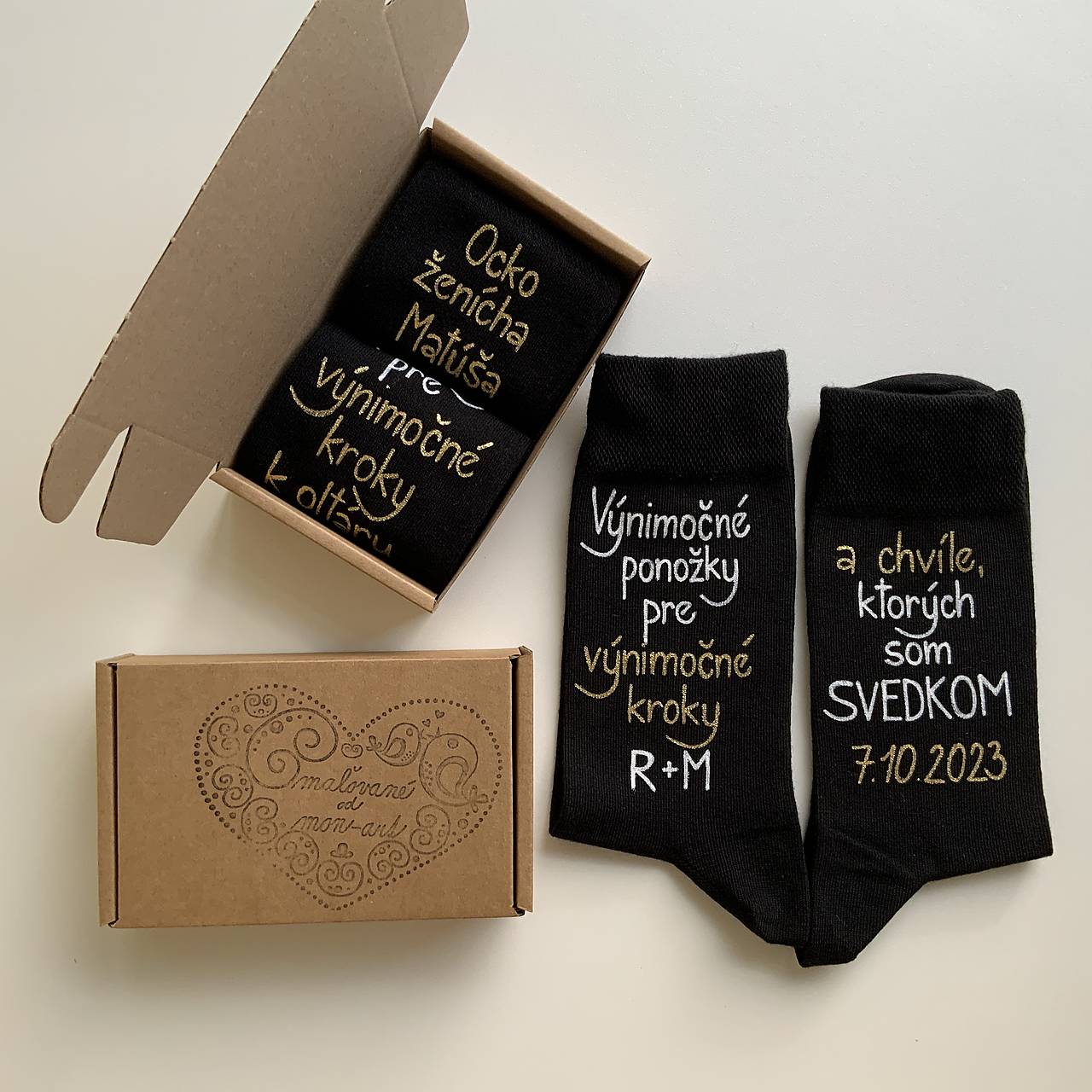 Maľované ponožky (pre svedka svadby čierne s nápisom nad členkom aj s iniciálami a dátumom svadby)