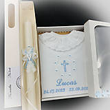 Detské oblečenie - Košieľka na krst k01 biela s modrou v darčekovej krabičke + krstová sviečka s modrými kvietkami - 15922893_