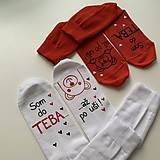 Ponožky, pančuchy, obuv - Maľované ponožky s nápisom: "Som do teba / až po uši" (sada biele + červené) - 15925932_