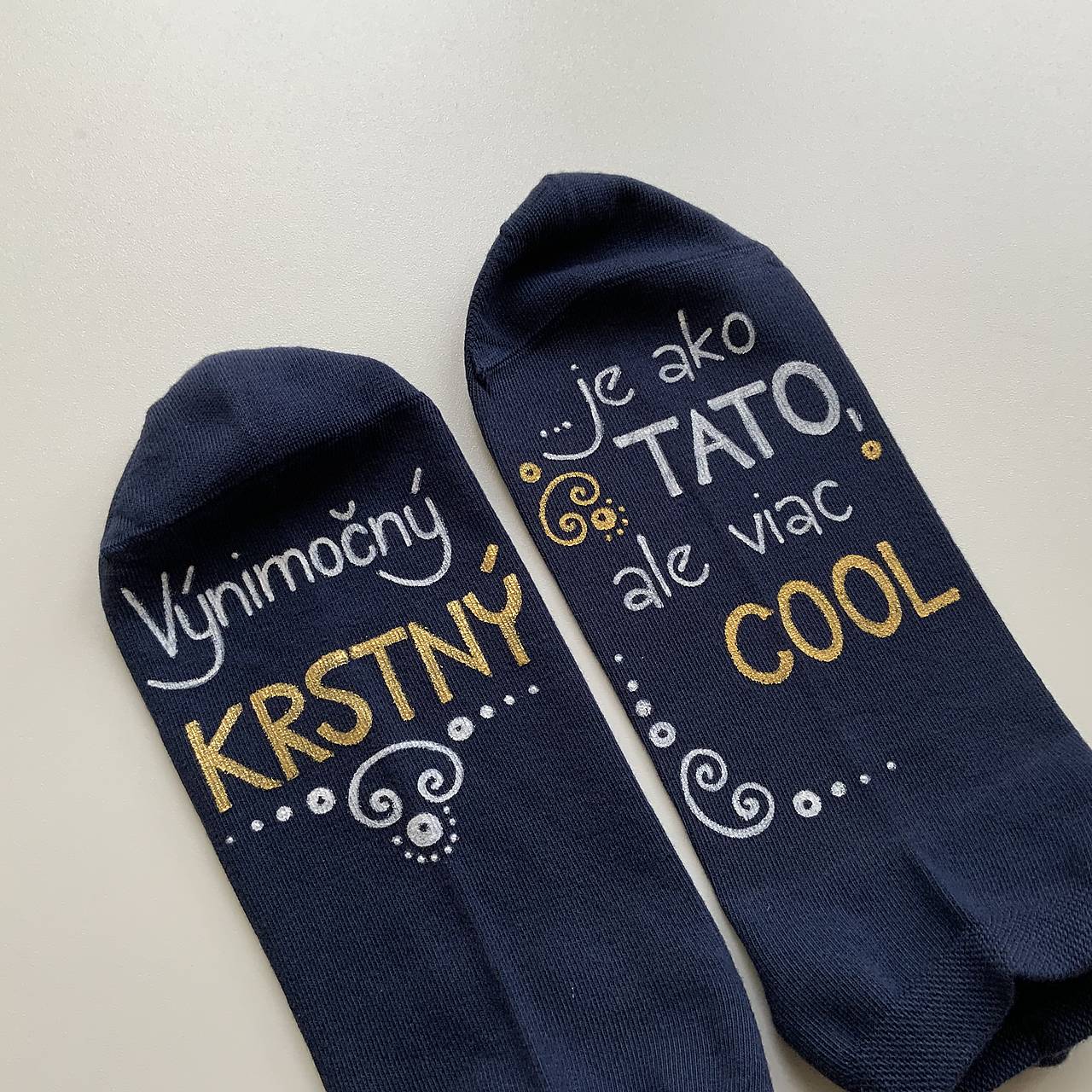 Maľované ponožky pre KRSTNÉHO, ktorý je výnimočný a COOL tmavomodré členkové v bielo zlatej 