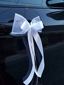 Svadobné pierka - biele mašle na svadobné auto - 15929426_