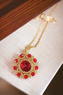Náhrdelníky - Šitý náhrdelník zlato-červený, pozlátená retiazka - 15930057_