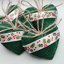 Dekorácie - Malé srdiečka s vianočnou stuhou (Zelená) - 15931914_