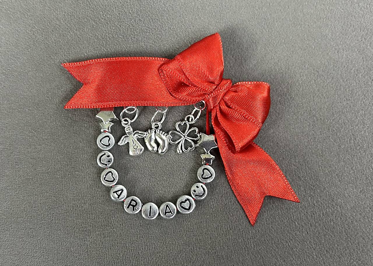 Mašlička proti urieknutiu na kočík/vajíčko s anjelikom, štvorlístkom, stopami a menom