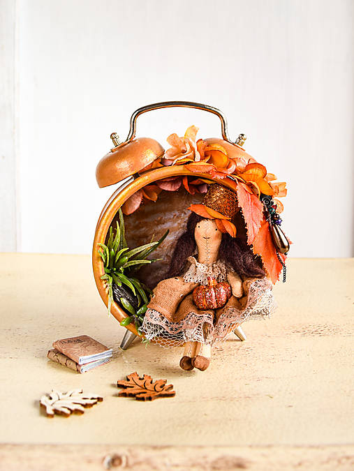 Dekorácie - Budík s bábikou Lilli - 15935891_