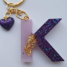 Kľúčenky - Kľúčenka s príveskom zo živice - "K" - 15935611_