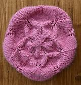 Čiapky, čelenky, klobúky - Ružový baret s lístočkovým vzorom - 15933790_