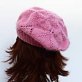 Čiapky, čelenky, klobúky - Ružový baret s lístočkovým vzorom - 15933793_