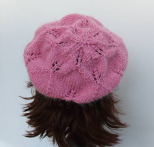 Ružový baret s lístočkovým vzorom