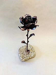 Dekorácie - kovaná ruža osadená v kameni - 15938364_