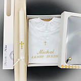 Detské oblečenie - Košieľka na krst k42 biela zlatá v darčekovej krabičke + krstová sviečka zlatý krížik - 15937818_