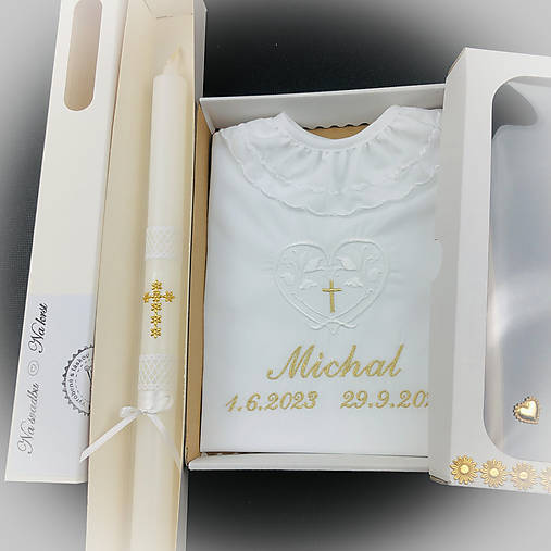Košieľka na krst k42 biela zlatá v darčekovej krabičke + krstová sviečka zlatý krížik