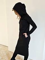 Šaty - Úpletové šaty Clara Black s kapucňou a predĺženým rukávom - 15940063_