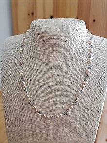 Náhrdelníky - Minimalistický - krátky náhrdelník - béžové perly - chirurgická oceľ - 44/46 cm - 15941129_
