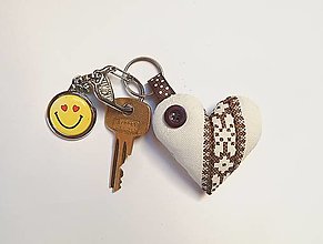 Kľúčenky - Prívesky na kľúče - folklórne s hnedým pásom - 15939714_