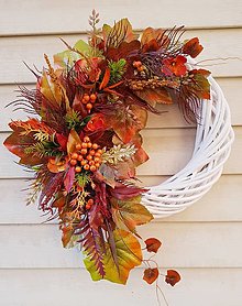 Dekorácie - jesenný veniec s listami a bobuľami - 15943025_