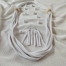 Iné šperky - UPcyklovaný biely textilný náhrdelník s drevenou korálkou a náušnice - 15949149_