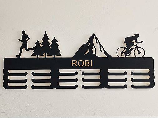 Personifikovaný vešiak na medaily ŠPORT hory maľovaný 55cm + gravírovanie