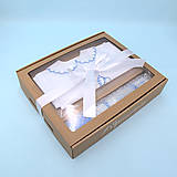 Vyšívaná košieľka na krst "Modrý anjelik s krížikom" (expres set košieľka + sviečka + SBD + darčeková krabica)