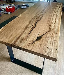 Nábytok - Jedálenský stôl z dubu a čierného matného epoxidu - 15953031_