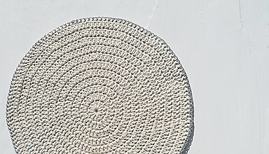 Úžitkový textil - Okrúhle bavlnené prestieranie so strieborným lemom - 15951413_