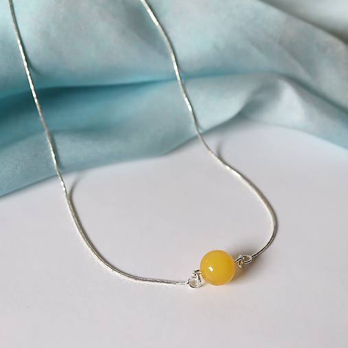 Náhrdelníky - Minimalistický strieborný náhrdelník s jantárom - 15951372_