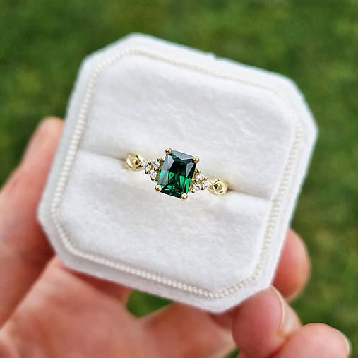 Zásnubný prsteň so smaragdom a diamantami