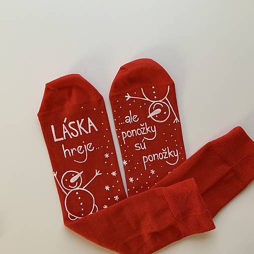 Maľované ponožky s nápisom “LÁSKA HREJE, ale ponožky sú ponožky :) (vianočne ladené červené)