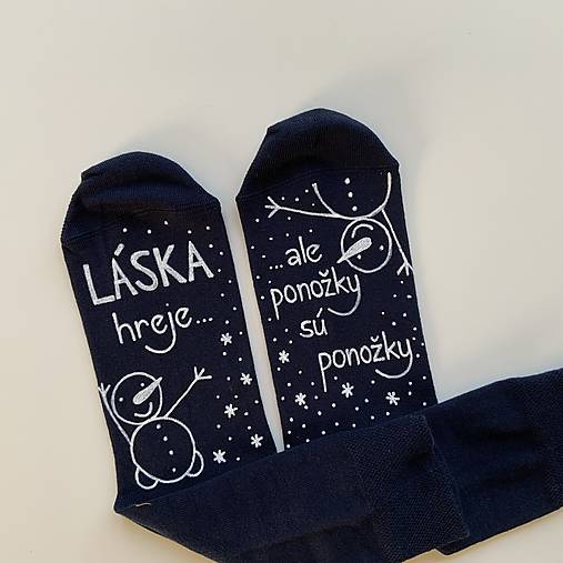 Maľované ponožky s nápisom “LÁSKA HREJE, ale ponožky sú ponožky :) (vianočne ladené tmavomodré)