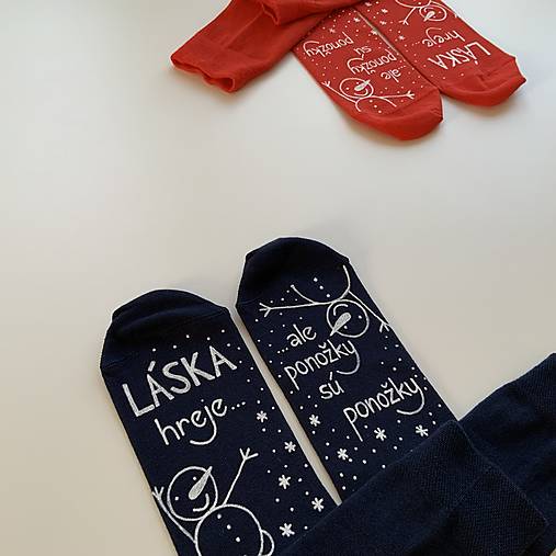 Maľované ponožky s nápisom “LÁSKA HREJE, ale ponožky sú ponožky :) (vianočne ladené tmavomodré)