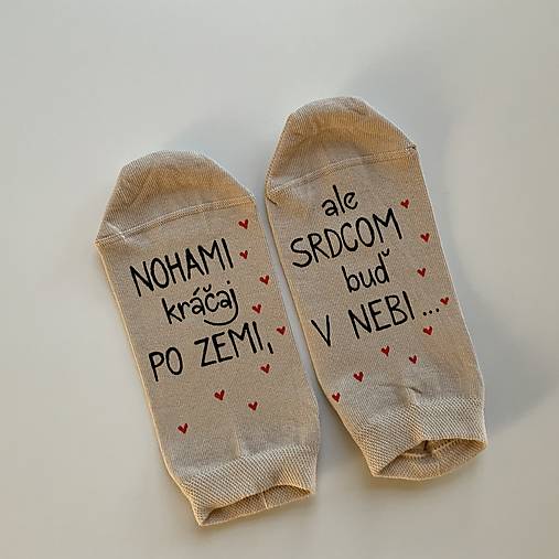 Motivačné maľované ponožky s nápisom: ”Nohami kráčaj po zemi, ale srdcom buď v nebi!” béžové skladom 35-38