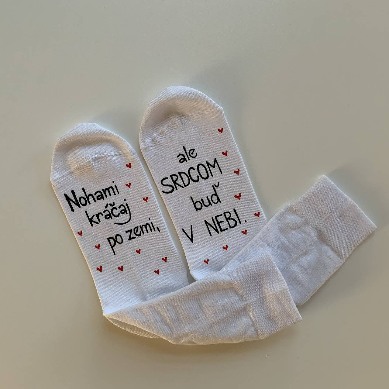 Motivačné maľované ponožky s nápisom: ”Nohami kráčajte po zemi, ale srdcom buď v nebi!” biela skladom 35-38