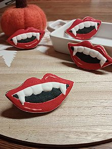 Dekorácie - Halloweenske medovníčky ( upírske zuby ) - 15955968_