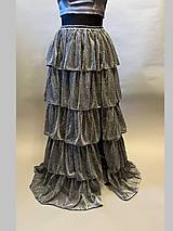 Sukne - Trblietavá volánová sukňa s rázporkom - strieborná - 15957764_