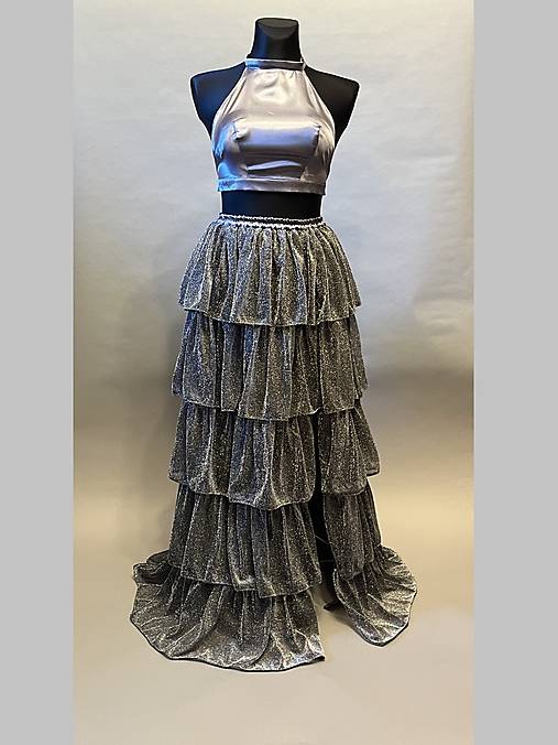 Trblietavá volánová sukňa s rázporkom - strieborná