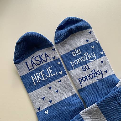 Maľované ponožky s nápisom “LÁSKA HREJE, ale ponožky sú ponožky :) (modré pásikavé 39-41)